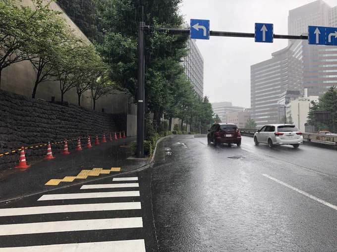〜忍極散歩〜
総理官邸
溜池山王駅からすぐ近くにある、言わずと知れた総理大臣の住む所です。
安倍総理は住んでいませんが、忍極東京では愛多総理が住んでます。
殺島に教えてもらってガムテが何やら興味を持ったようです。 