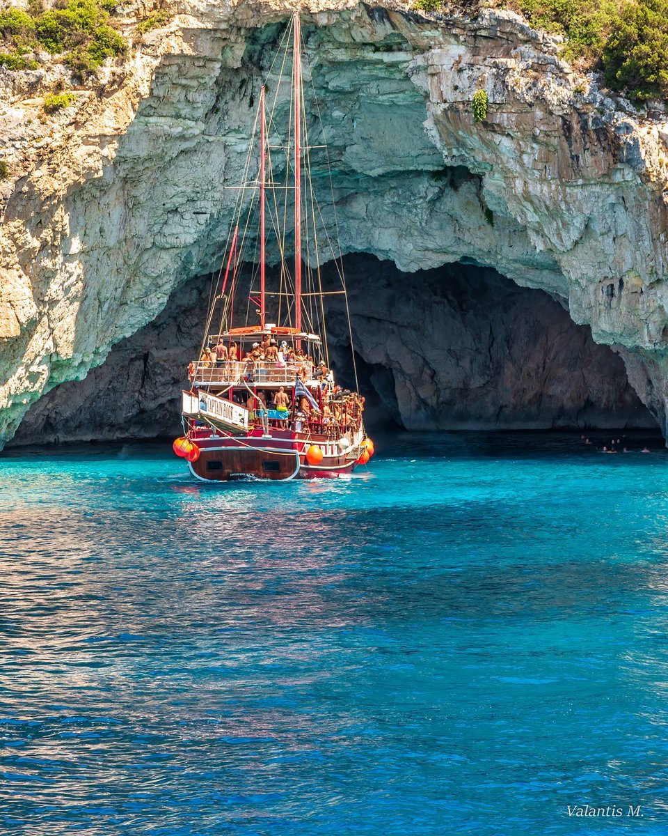 #Paxois village #Bluecaves Divine waters in #ionio 🎶 👉Available as #print or digital copy on valantism.gr for more travel Inspiration follow also my ig account instagram.com/minogiannisval… !!! #photography #greece