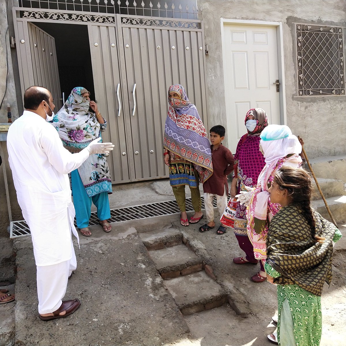 ifatmumtaz's tweet photo. Field visit of 34SB Tehsil&amp; District Sargodha, Motivation of infected persons with CORONA to isolate themselves&amp;HES about Corona &amp; dengue at Health House #IamSHNS @hamzashafqaat @amanked @firasat_jabeen @ChiniotDc @DC_Sgd @RpoSargodha @HealthPunjabGov @PSHDept @WHO @mehtabharal https://t.co/1NMUFr5eWt