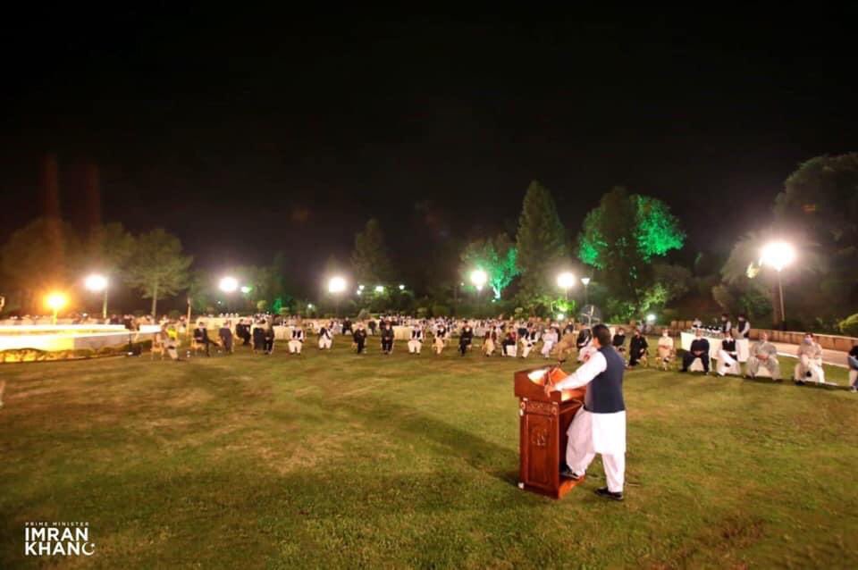 ZaminKaleri's tweet photo. یہ وزیراعظم پاکستان ہیں
زرا ان کا کھڑے ہونے کا اسٹائیل تو دیکھیں
ایسا لگ رہا ہے کہ کوئی ٹچا ولن اپنے ٹپوریوں کو ھدایت دے رہا ہو کے کہاں کہاں سے اور کس کس سے بھتا وصول کرنا ہے
#Tucha
@BBhuttoZardari
@BakhtawarBZ
@AseefaBZ
@ImranKhanPTI https://t.co/AITK6I80Zd