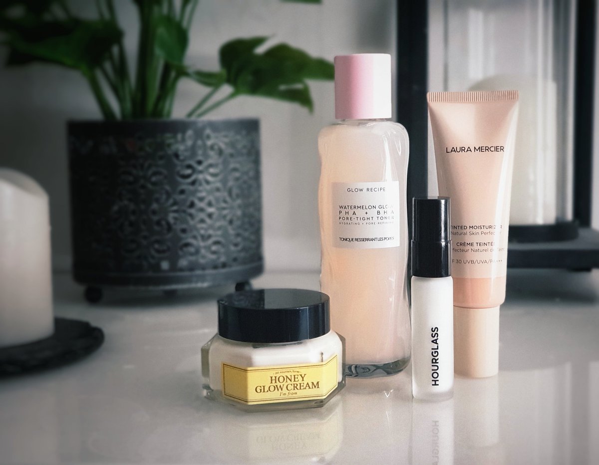 MalinLavn's tweet photo. Got these beauties last week. I've got some problems with my skin barrier and other issues so can't try most of them yet.. 
@LauraMercier @GlowRecipe @HourglassMakeup
#imfrom #glowrecipe #hourglass #lauramercier #skincare #beauty #makeup https://t.co/iHPmjlrmlL