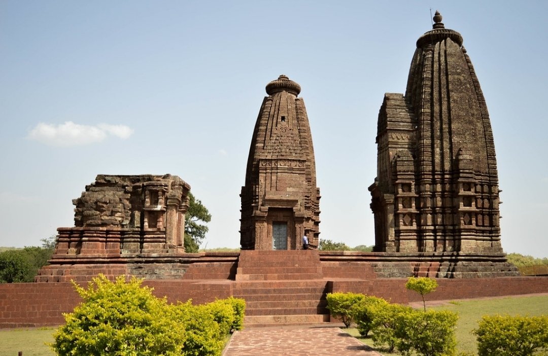 Lakshmikarna also bore imperial titles Paramabhattaraka, Maharajadhiraja & Parameshvara. The 12th cen. Jain author Hemachandra states that Lakshmikarna defeated the Pala king of Gauda (Birbhum, Bengal), king of Gauda offered Lakshmikarna a heavy tribute to save his life & throne.