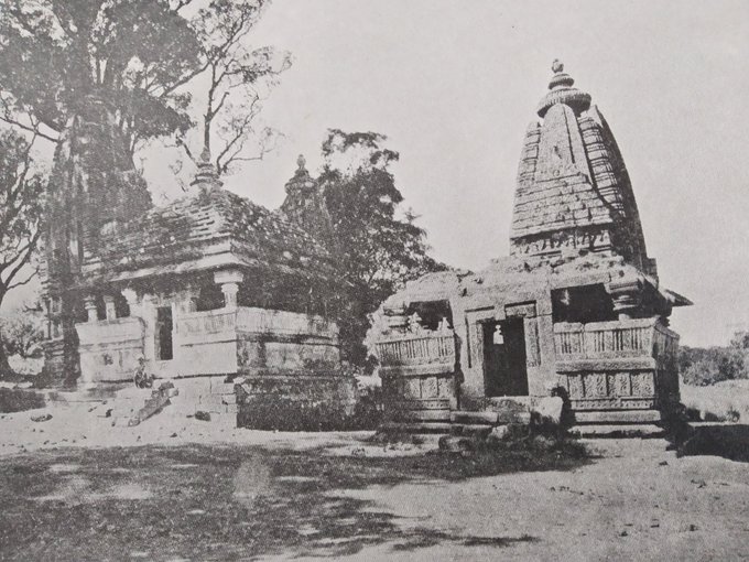 In 1052-1053 CE,Lakshmikarna crowned himself chakravartin (universal ruler). This is attested by the Rewa inscription of his general Vappulla; this inscription is dated to Lakshmikarna's second regnal year as a chakravartin.Lakshmikarna built the Karna-meru temple at Varanasi.