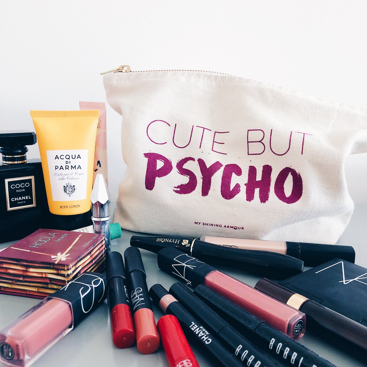 But so so cute! 😆
The #Funny Pouches are just €10 in our Up To 80% Off Summer Sale at myshiningarmour.com/collections/po…