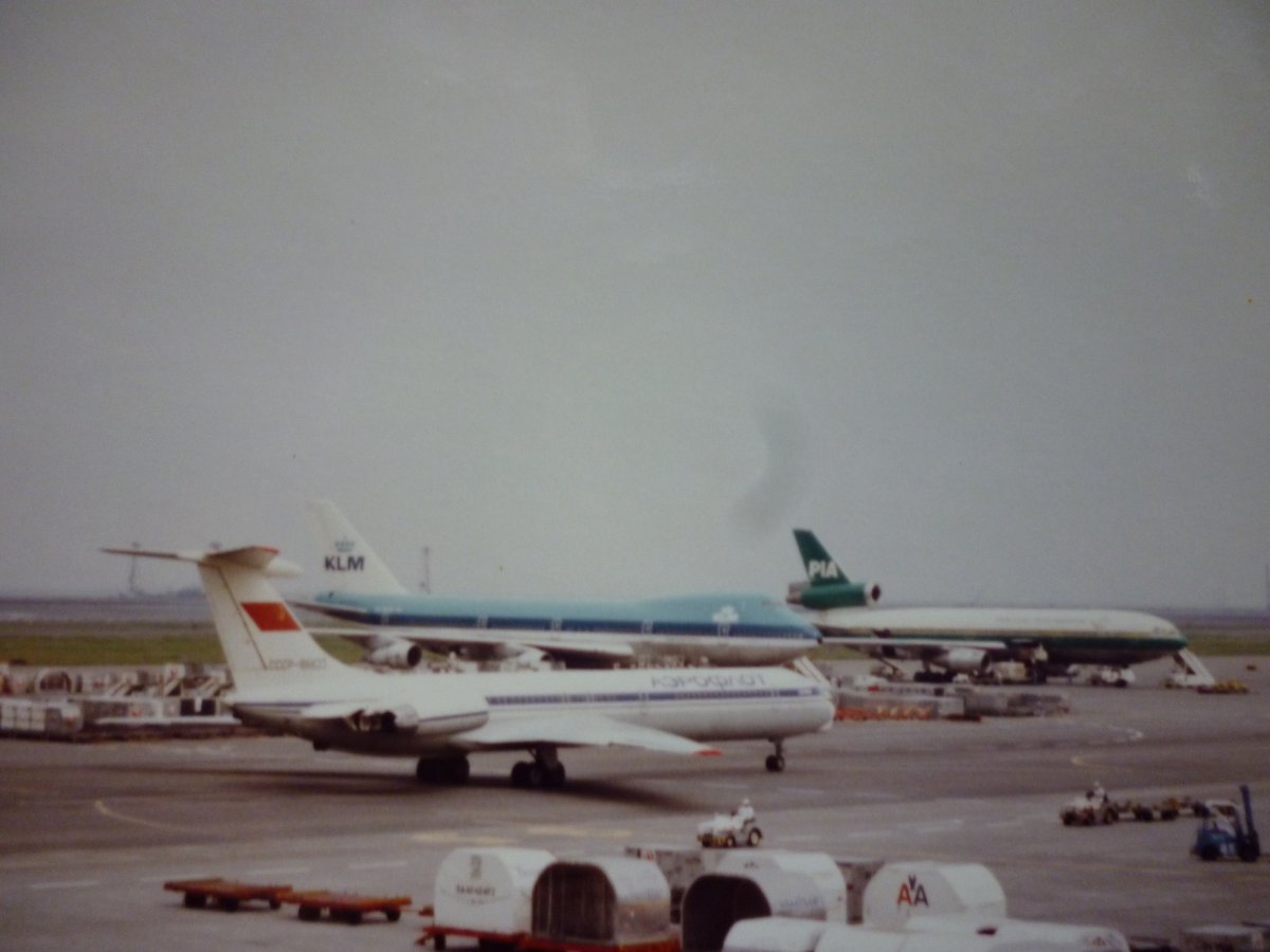 イリューシン62 1978年5月 成田開港直前の羽田 当時希少化していたエールフランスの旧塗装のボーイング747に 離陸上昇中のルフトハンザーのボーイング707 パキスタン航空のdc10 アエロフロートの イリューシン62 Klmのボーイング747が1枚の写真に収まっ