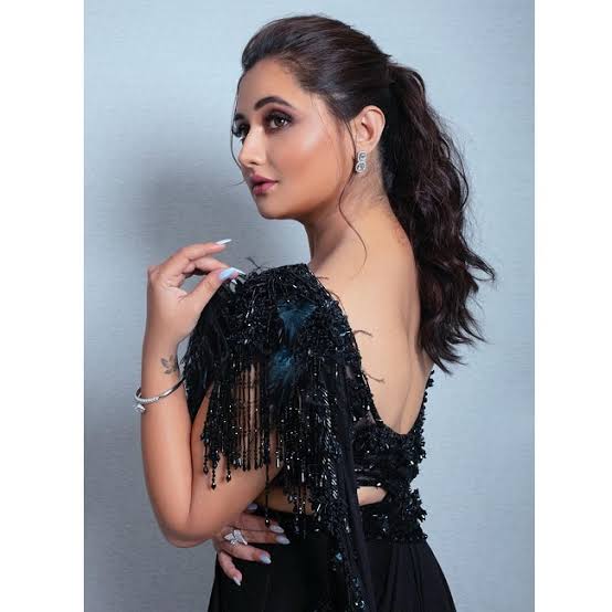 Rashami Desai as Macaroon ♤A thread ♡Sensational Rashami Desai 1. The black phase ♡