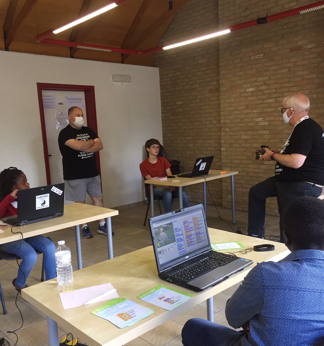 CoderDojoBe's tweet image. Trop cool ce samedi matin passé au #CoderDojoRoux 🤖💻👾 Atelier #Scratch et démo robot #Arduino au programme pour ce petit groupe de Ninjas réuni à la maison des jeunes🙋🏾‍♀️☯️💁🏼‍♂️
#CodingisCool #CoachingisFun #WallCode @digitalwallonia