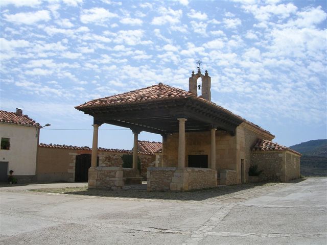 La 𝒆𝒓𝒎𝒊𝒕𝒂 𝒅𝒆𝒍 𝑳𝒐𝒓𝒆𝒕𝒐, construida en 1700, es un buen ejemplo de ermita dedicada a esta advocación entre las conservadas en la comarca del Maestrazgo. Para el municipio de Cantavieja, esta Virgen es de gran relevancia, ya que es una de las patronas de la localidad.