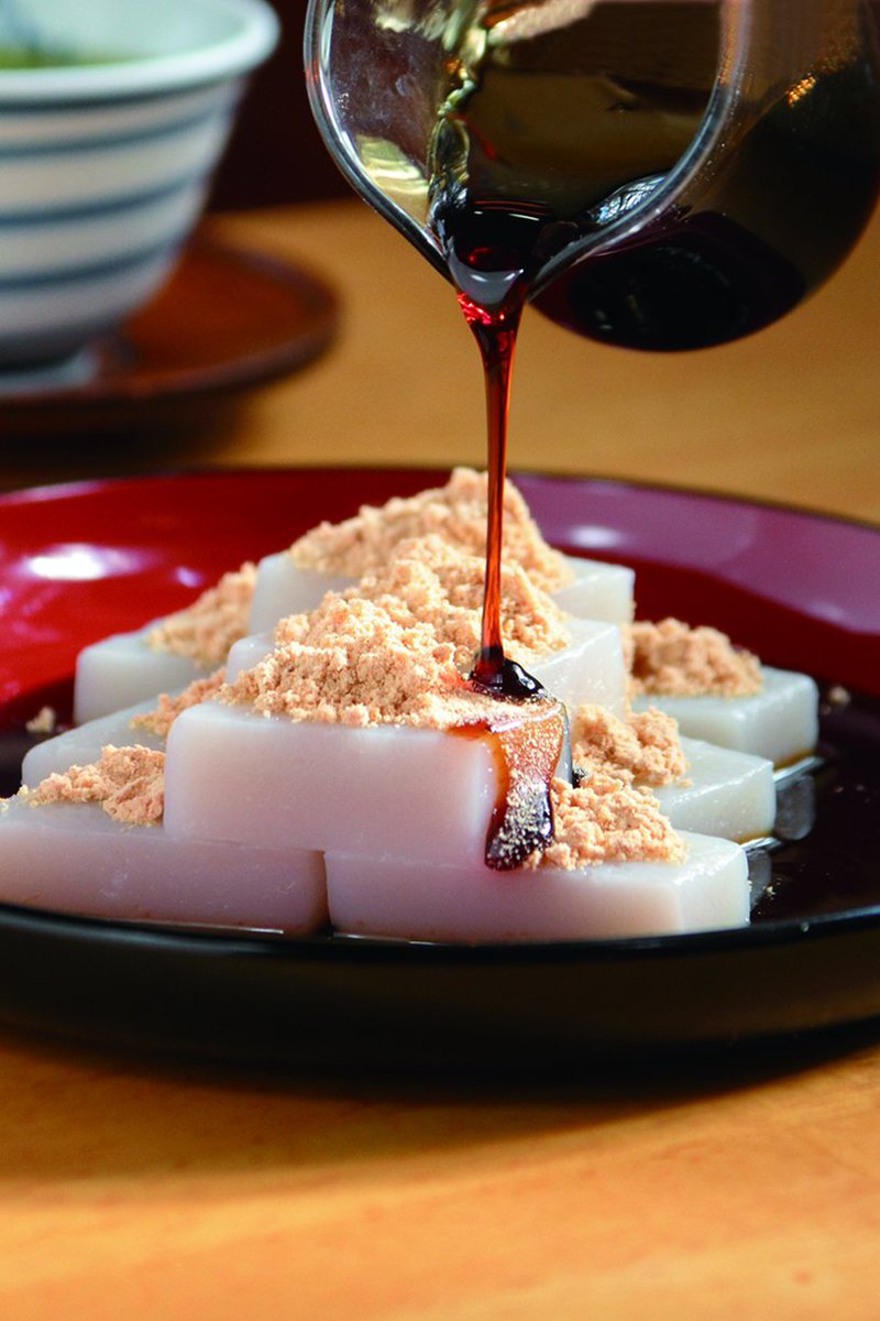 船橋屋こよみ 公式 V Twitter くず餅情報 船橋屋の秘伝の黒蜜は何から出来ている 沖縄県産の黒糖と数種のお砂糖 水飴から出来ております 職人が丹念に煮詰めて作り上げた黒蜜は濃厚で深い味わいが特徴です 船橋屋 くず餅 T Co Vdcqq8eout