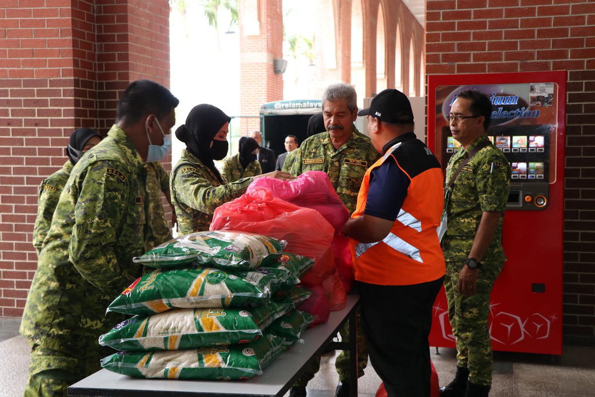 Putrajaya 29 Jun 2020. 
YBrs Tuan Kamarudin Rapig - TKPO RELA Malaysia telah menerima sumbangan daripada Tabung COVID19 JKM untuk RELA Malaysia bertempat di perkarangan Ibu Pejabat RELA Malaysia tengahari tadi. 

#SetiaBerbakti