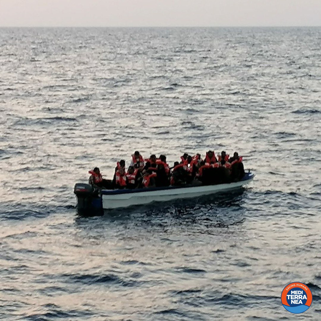 🔵 Questa mattina alle 6:20 la #MareJonio ha soccorso 43 persone, tra cui donne e minori, a circa 40 miglia a Nord di Zuara. Erano a bordo di un'imbarcazione piena d’acqua e sovraccarica, a rischio di affondare. Adesso sono sani e salvi sulla nostra nave. Benvenuti!
