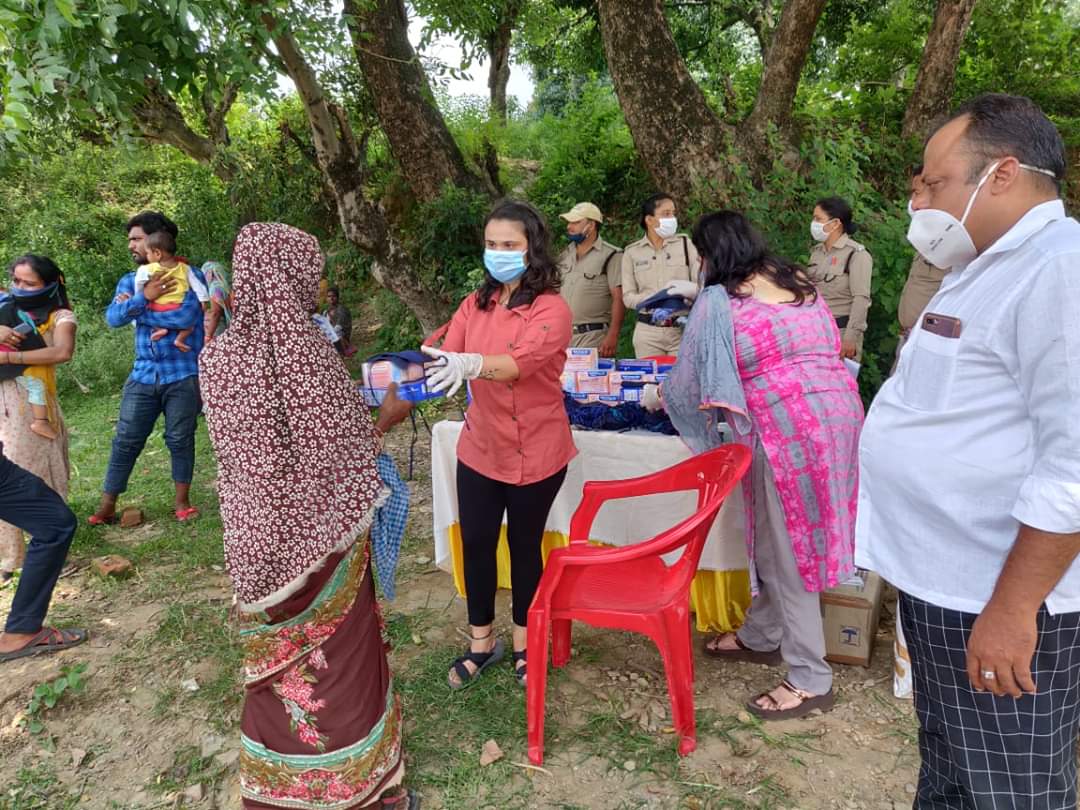 FoundationLadli's tweet photo. #RahatSewa- #Covid19Pandemic #ReliefActivity were conducted In #Dehradoon with @uttarakhandcopsEssential Dry groceries and Covid Protection kits were provided to #MigrantWorkers. A Big Thanks to @Ashokkumarips for immense support.
@PMOIndia @HMOIndia @NITIAayog @ILONewDelhi @ilo https://t.co/Mv5XxxqiDB