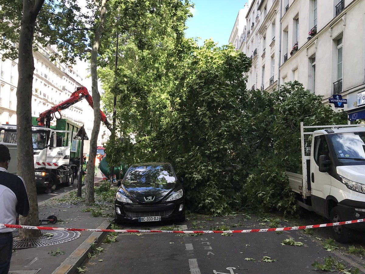 gkierzek's tweet photo. Retour de garde! Accident de bus plutôt impressionnant @RATPgroup https://t.co/t8E1KmLIXp