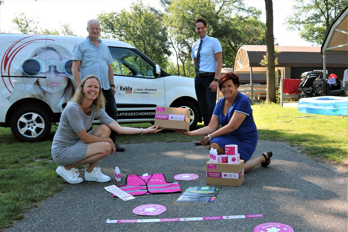 Het Platform Gastvrij Hardenberg heeft samen met <a href="/VechtdalMrkting/">Vechtdal Overijssel</a> een 'Coronaproof Vechtdalpakket' gemaakt met diverse handige producten. Dit pakket bevat bijvoorbeeld markeerlinten en stickers en wordt deze week bezorgd. Lees meer op bit.ly/3iagfry