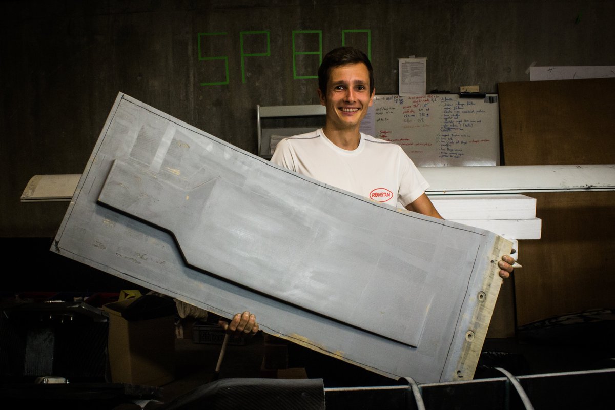 SP80_record's tweet photo. Amazing teamwork to build the main hydrofoil of the small-scale prototype 💪
⏳Long journey as we needed to do 1️⃣ a master mold in wood 2️⃣ a mold in carbon 3️⃣ the final part in pre-impregnated carbon! 1 step closer to hit the water 💦
#JoinTheQuest #SailingSpeedRecord #Innovation https://t.co/nKYAvxU50Z