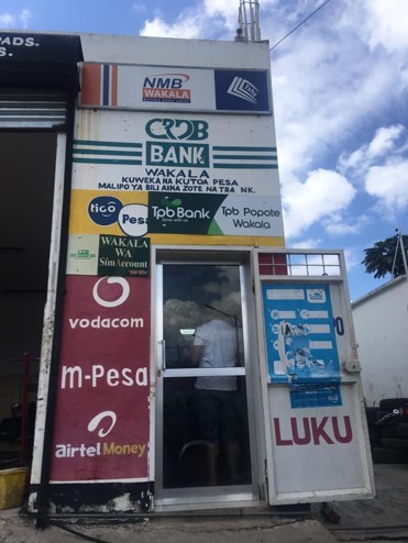 MicroSave's tweet photo. A #sharedagentnetwork enables banks to expand services to a wider geography and larger set of customers. This enhances #financialinclusion through increasing access to #DFS. Read more https://t.co/CSGqdRo2px as we explore lessons from the progress in Uganda. https://t.co/ew36AE33ky