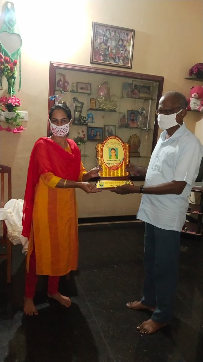 SevaAnthoor's tweet photo. കണ്ണൂർ ഗവ: മെഡിക്കൽ കോളേജ് (പരിയാരം ) കോവിഡ് വാർഡിൽ  സമഗ്ര സേവനം നൽകി നാടിന്റെ അഭിമാനമായ ശ്രീമതി:കെ.വി.രമണിയെ ആന്തൂർ സേവാഭാരതി ആദരിച്ചു. റിട്ട: DMO Dr. ഇ.രാഘവൻ മൊമന്റോ നൽകി സംസാരിച്ചു.തളിപ്പറമ്പ് ഗവ: ഹോ: റിട്ട: നഴ്സിങ്ങ് അസി: ശ്രീമതി.വി.നാരായണി  പൊന്നാട അണിയിച്ചു. #Seva #COVID19 https://t.co/AVPDuI5SRT