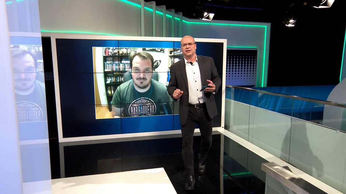 pacopolit's tweet photo. 📺 Buenas risas el pasado viernes con @NeilAndrews65 en @SuperSportTV (el equivalente a M+ de Sudáfrica) con la previa #Euroconnect de la Jornada 32 de @laliga e intentando enseñarle lo que significa ser 'barraquero'. @Lawerta estará complacido xDDD https://t.co/iSOxlXiE7r