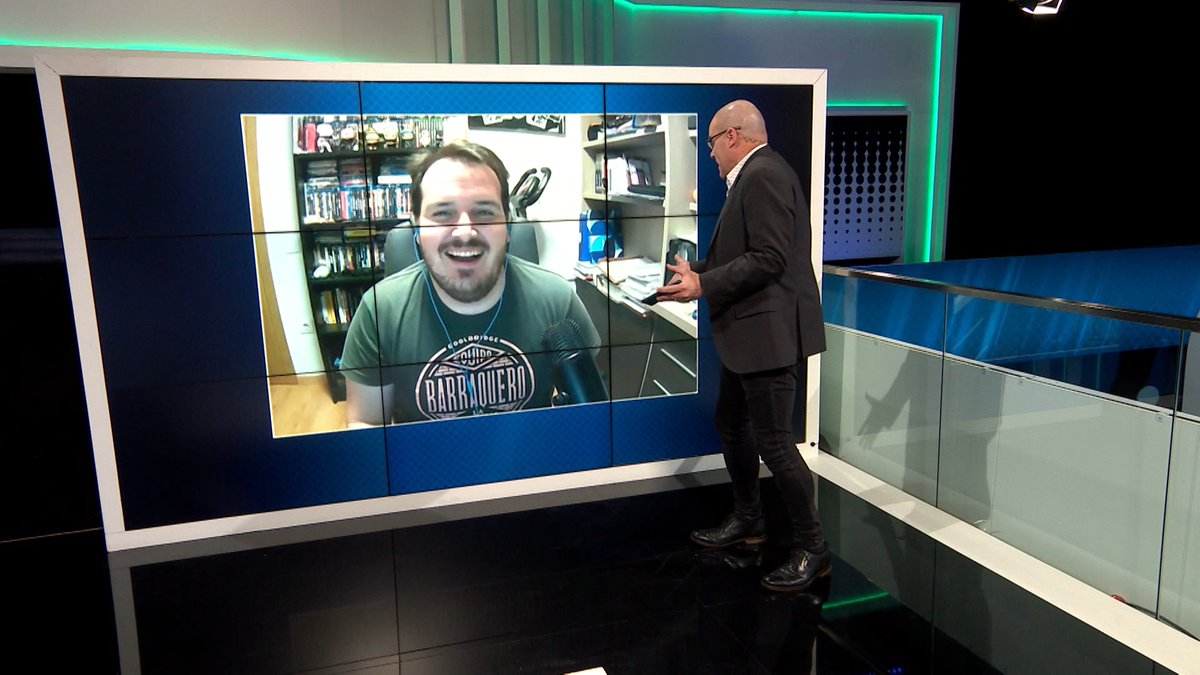 pacopolit's tweet photo. 📺 Buenas risas el pasado viernes con @NeilAndrews65 en @SuperSportTV (el equivalente a M+ de Sudáfrica) con la previa #Euroconnect de la Jornada 32 de @laliga e intentando enseñarle lo que significa ser 'barraquero'. @Lawerta estará complacido xDDD https://t.co/iSOxlXiE7r
