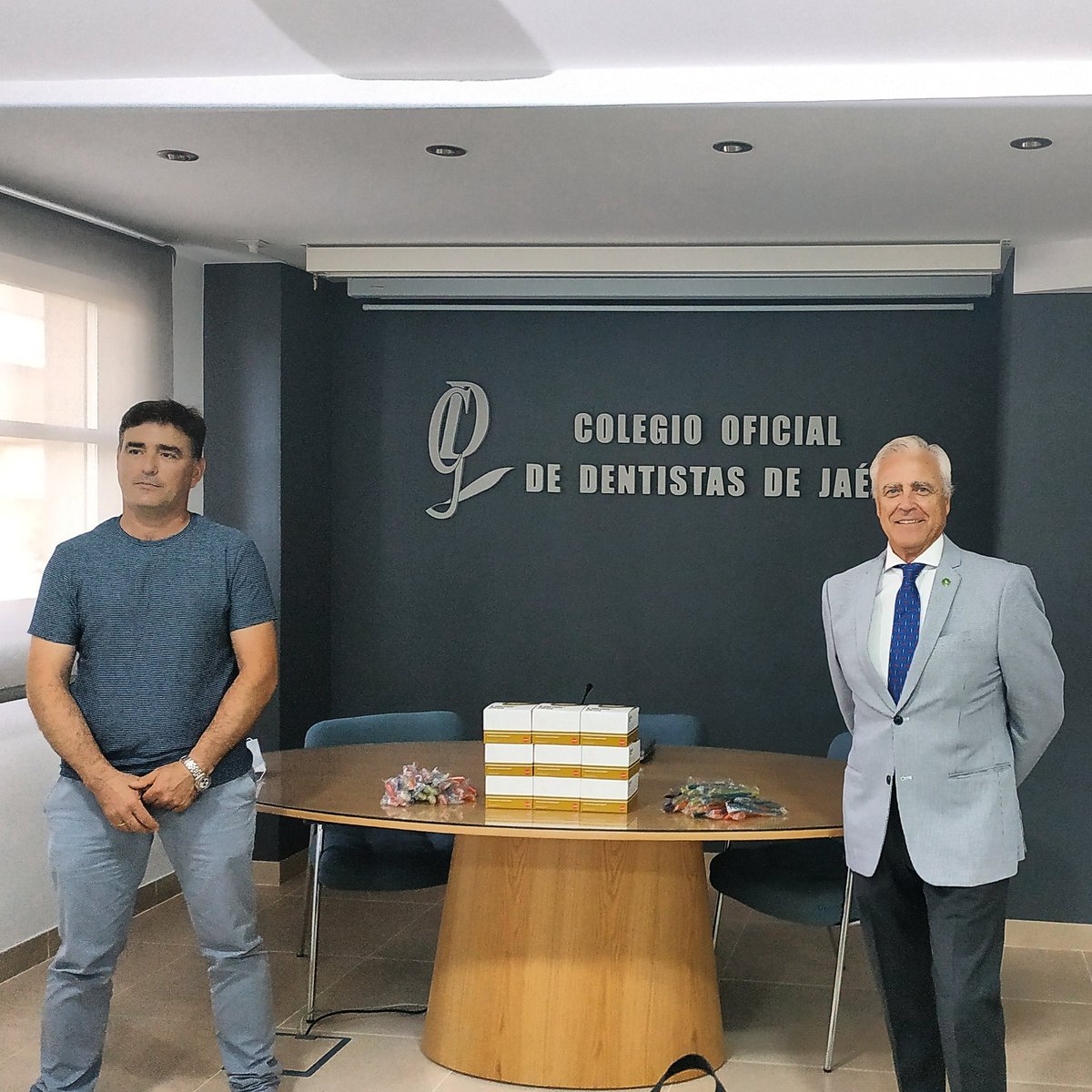 El 26 de junio, el Presidente del CODJ, D. Lorenzo de Torres, en representación de nuestra entidad colegial, hizo entrega a <a href="/Caritasjaen/">Cáritas Jaén</a> de un lote de productos para el cuidado básico de la salud bucodental. 
El CODJ continua su compromiso social y la promoción de la salud.