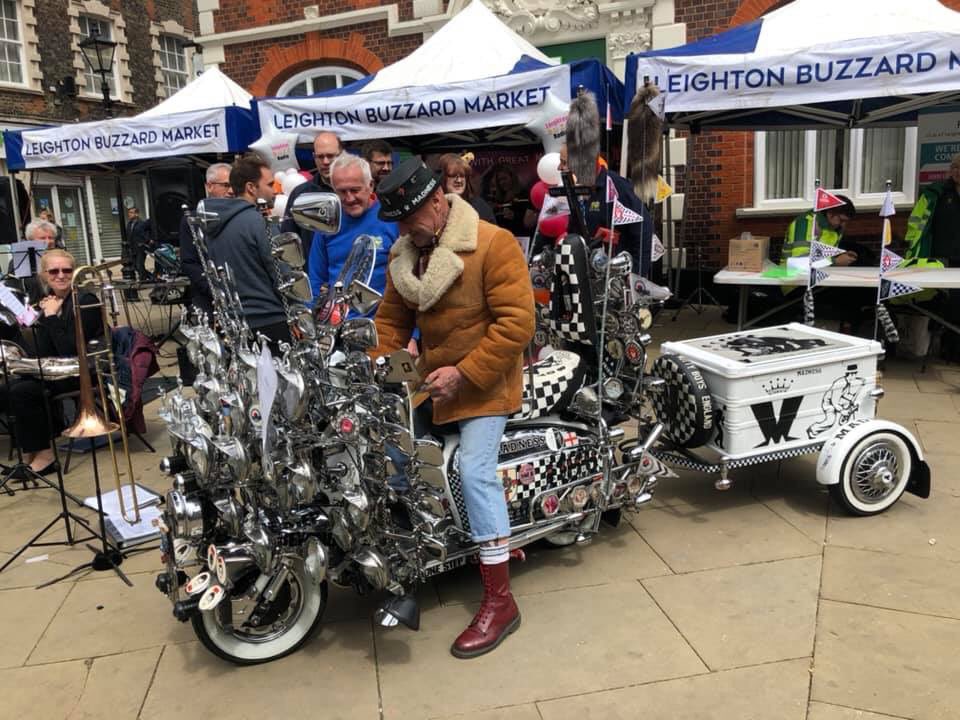 Justintoscooter's tweet photo. Always brings a smile to me face 😳😂😂😂
I know its not everyone's cup of tea but you can't beat a bit of bling on a scooter on a Morning @Justintoscooter
#lambretta #vespa #bling #leightonbuzzard #scooterrideout #scooterrallies https://t.co/oQfMQgiwll