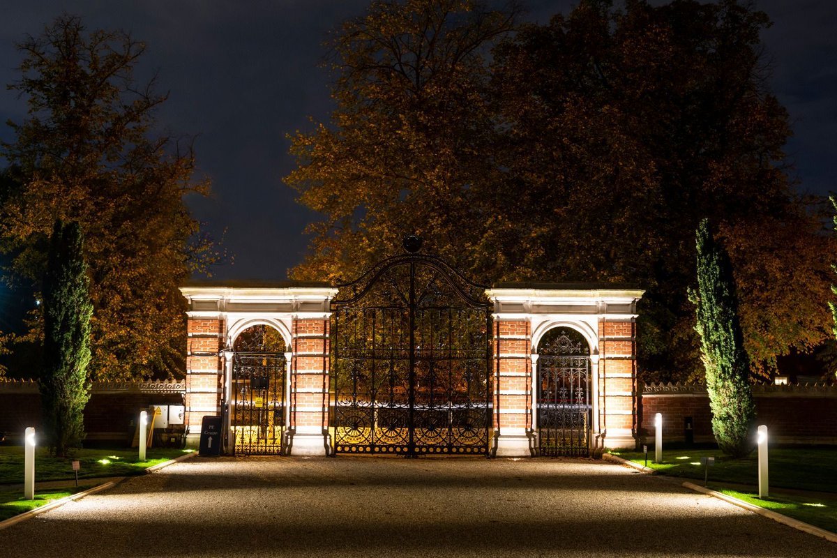 MoonlightDes's tweet photo. Part of the landscape lighting we designed for Dulwich College in London. Just enough light to enjoy the architecture and walk around the school safely.
Photo by @joanna_kossak 
#lighitngdesign #architecturallighting https://t.co/hUvxLxTc3s