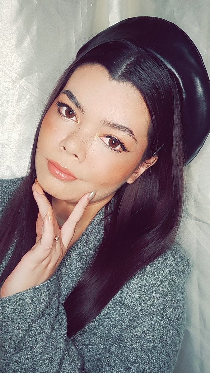 ManicNMercy's tweet photo. Keep it classy.
Here you see a cross between your boss and a Vogue magazine that lost a fight against a heavy weight bronzer.
#makeup #makeuplook #makeupforfun https://t.co/UsBWQUK0fo