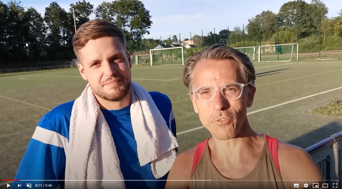 BERGISCHE's tweet image. Woche zwei von 16: Alf (r.) und Lukas braten heute beim Läuferzirkel in der Sonne. Das willkommene Wetter-Hoch verhindert trotzdem kein feucht-fröhliches Ende! Hier geht's zum Video 👉 die-bergische-kk.de/laufvlog
#bergischeKK #laufvlog #bunert #laufen