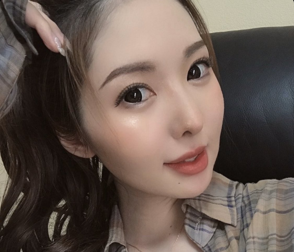 online_ael's tweet photo. 本日の出勤キャスト‼️

💛ゆめかちゃん　19時ー23時
💛あいなちゃん　21時ー24時
💛あやねちゃん　19時ー23時

19時OPENです！！

ご予約お問い合わせはこちらから
お願いします🥺💛
https://t.co/9MoFLh8Z7H

#オンラインキャバクラ
#オンラインギャラ飲み https://t.co/JtFggGk5wn