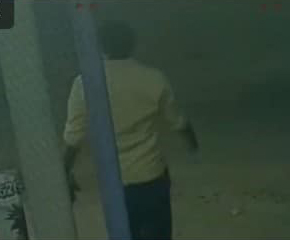  #இரண்டாவது_படம்: தன் தந்தையை ஜெயராஜை காவல்துறையினர் அழைத்து பேசுவதை பார்த்துவிட்டு திரு ஃபெனிக்ஸ் காவல்துறை ஜீப் அருகே செல்கிறார்