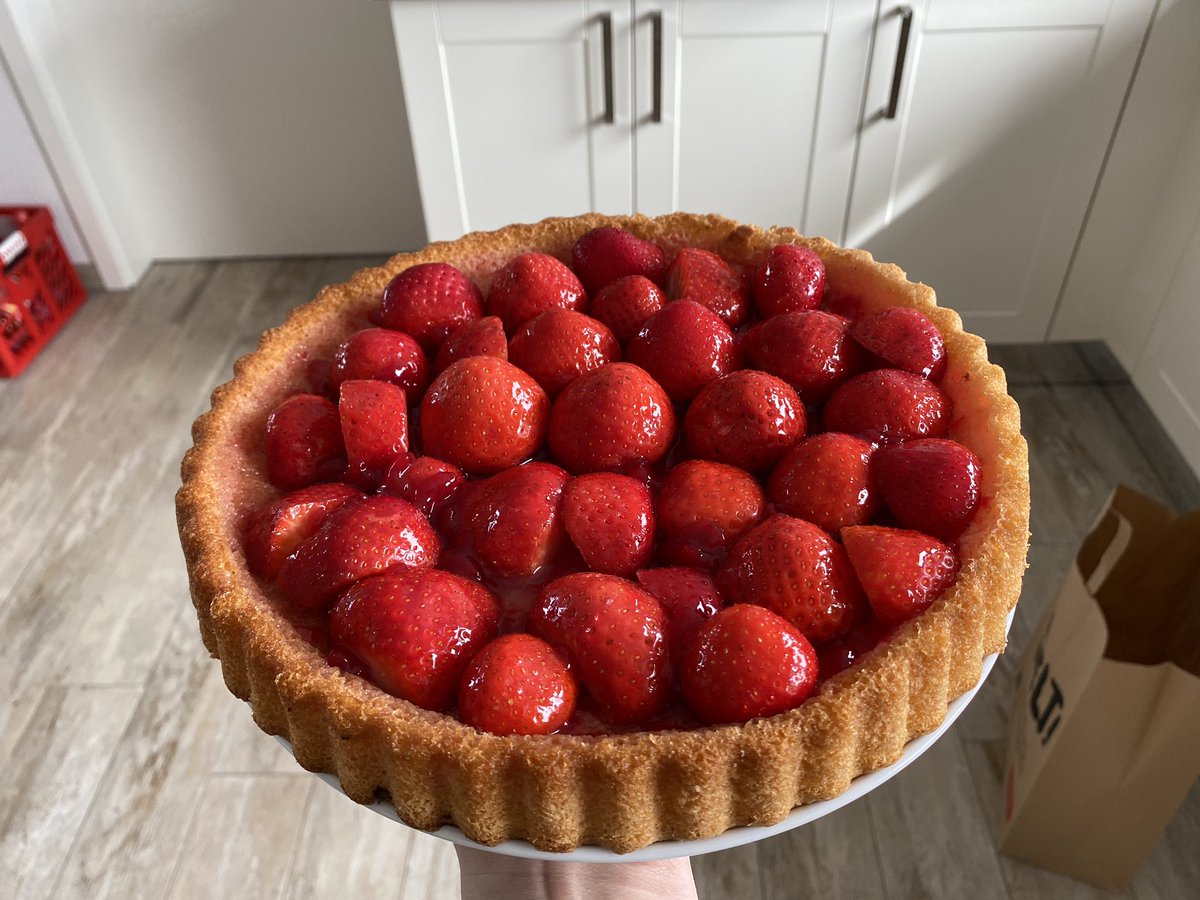 Hab meinem neuen Mitbewohner <a href="/DompraDE/">Dompra</a> erstmal einen nicen Erdbeerkuchen gebacken weil er so lieb beim Umzug geholfen hat 🙈 Kann zwar weder kochen noch backen, aber essbar ist er hoffentlich. Vll darf <a href="/Snoxh/">Chris</a> sogar auch mal probieren🦋 Zur Hausfrau taug ich trodzdem nicht LULW