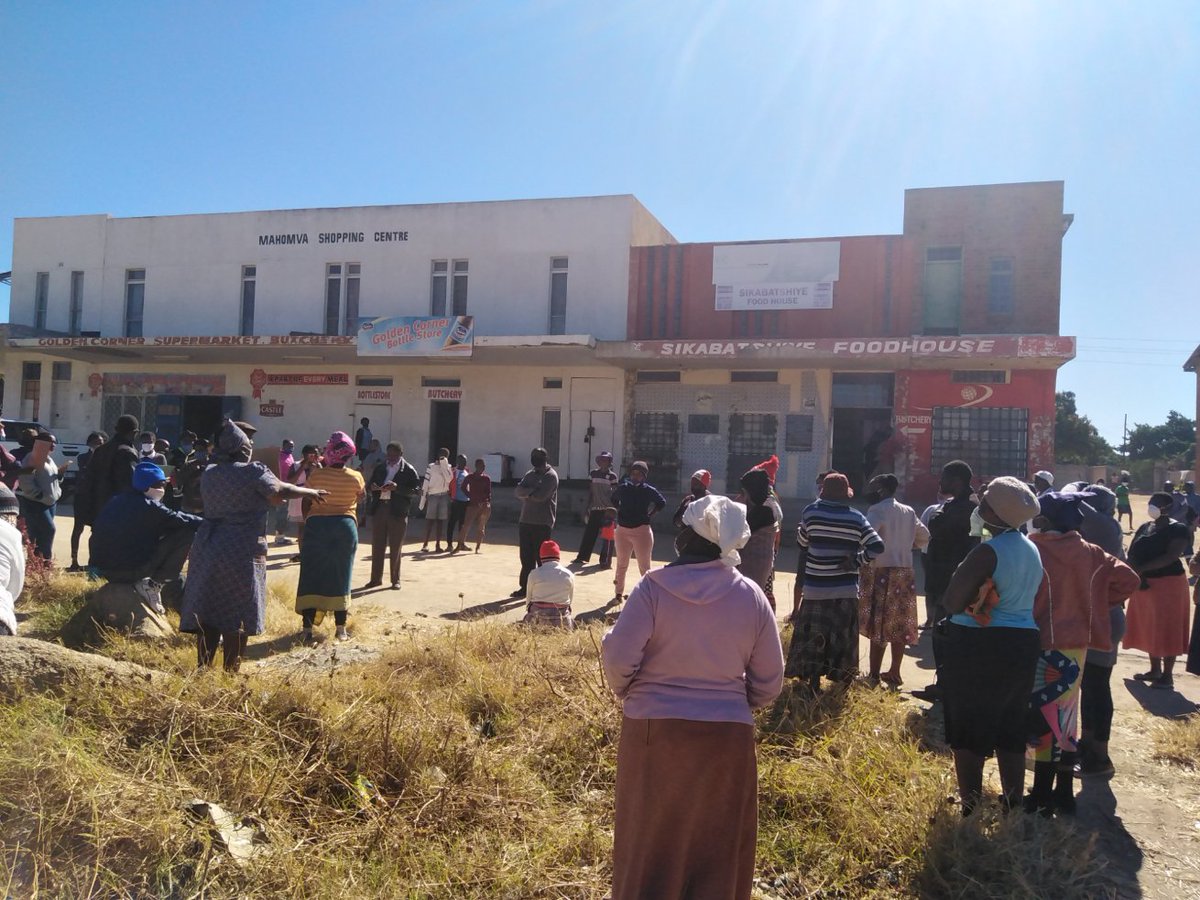 BREAKING NEWS: Mpopoma residents in #Bulawayo demonstrate and Mahomva shops. Their grievance is that local shops are refusing bond notes. 
#PeoplePower #Nonviolentaction