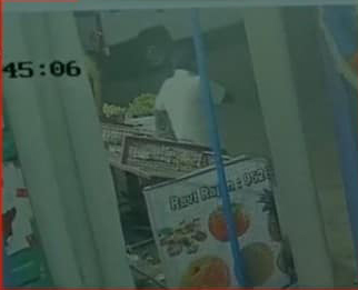 சாத்தான்குளத்தில் போலீசார் பதிவு செய்யப்பட்ட FIR அனைத்தும் போலி என நிரூபிக்கும் சிசிடிவி ஆதாரம் கிடைத்துள்ளது #முதல்_படம்: திரு ஜெயராஜ் அவர்கள் தன் கடைக்கு வெளியே தொலைபேசியில் பேசிக் கொண்டிருக்கிறார். காவல்துறையினர் அழைத்ததும் திரு ஜெயராஜ் பேச காவல்துறையின் ஜீப் அருகே செல்கிறார்