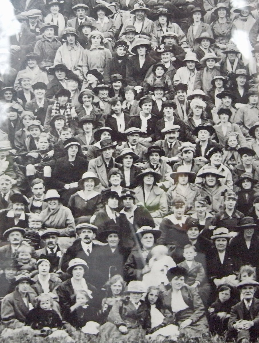 PaulBrough12's tweet image. #ArchiveZ #ARAScot How many hats do you need? There’s a few to be going on with, at a works picnic for Peter Scott &amp;amp; Co., knitwear manufacturer, of Buccleuch Street, Hawick.