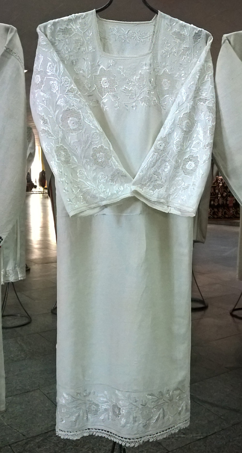 nat_clothing's tweet photo. Ukrainian #vintage #embroideredshirts with #whitework and #openwork. The threads reflect light and create striking look. You can see pretty #floralembroidery patterns made in a curious #needlework technique
#embroidery #embroiderypattern #embroiderydesign #vyshyvanka #folkdress https://t.co/56CGmrmpbh