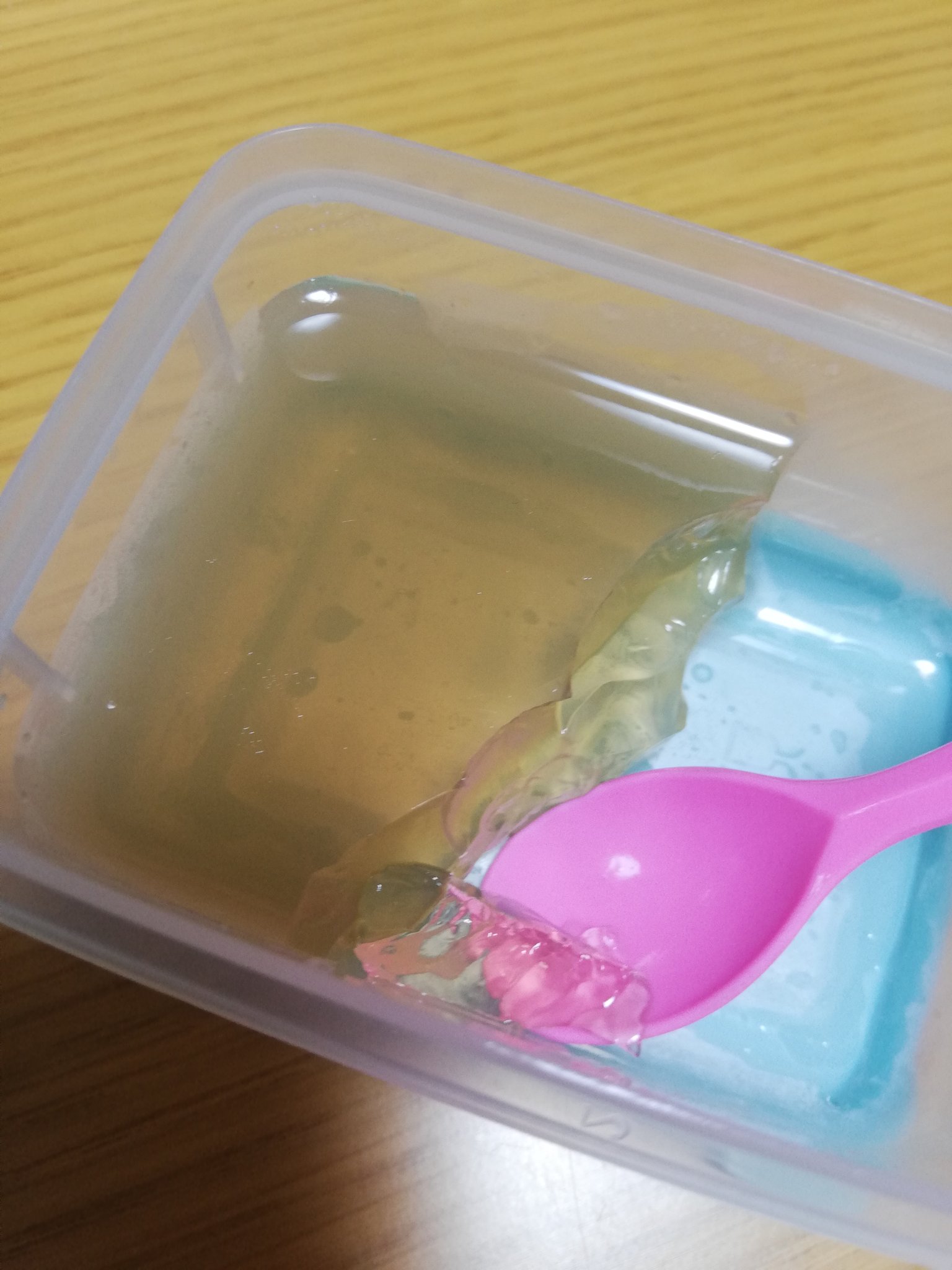 ザキ氏 太郎の母 だれ 麦茶寒天教えてくれたのは あなた天才 神よ 神 口から漏れても服も床もびしゃびしゃにならない 寒天だから溶けないベタベタしない 外でもあげやすい うちの坊は今までのどの食べものよりも1番の食いつきのよさ