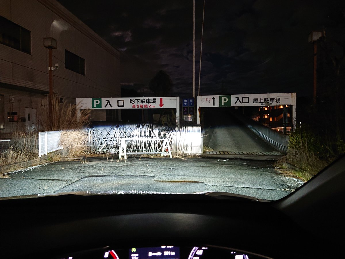 龍 さて唐突ですが こちら奈良県上牧町が誇る生ける廃墟 レインボープラザ西大和です 入口から既にゾンビが出そうです 屋上駐車場に行くとこう こわい