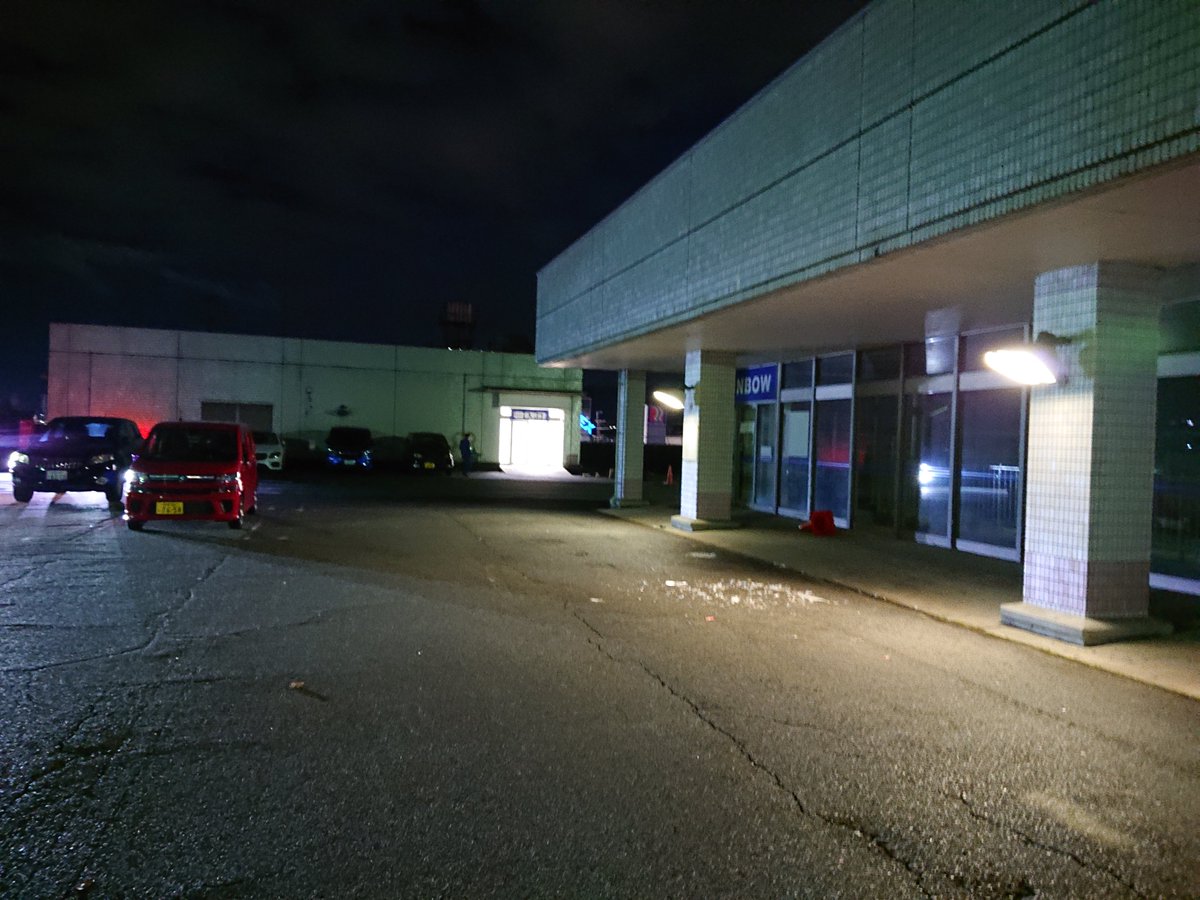 龍 さて唐突ですが こちら奈良県上牧町が誇る生ける廃墟 レインボープラザ西大和です 入口から既にゾンビが出そうです 屋上駐車場に行くとこう こわい