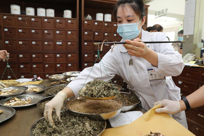 DPulse24's tweet photo. New post (China yageukia dawa ya asili kutibu COVID 19) has been published on Daily Pulse 24 - https://t.co/LZOxkLSx0f https://t.co/OWL9Re1Xp2