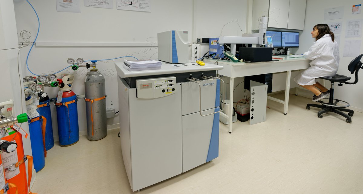 EcotronCNRS's tweet photo. New #IRMS ready to go! @EcotronCNRS we can now analyse #13C and #18O of #CO2 in very small air samples (1ml; precision <0.2‰), a feature often needed for #ecology &amp; #ClimateChange experiments conducted in the 12 #growthchambers available for external users/projects. https://t.co/jIrrYKFGTN