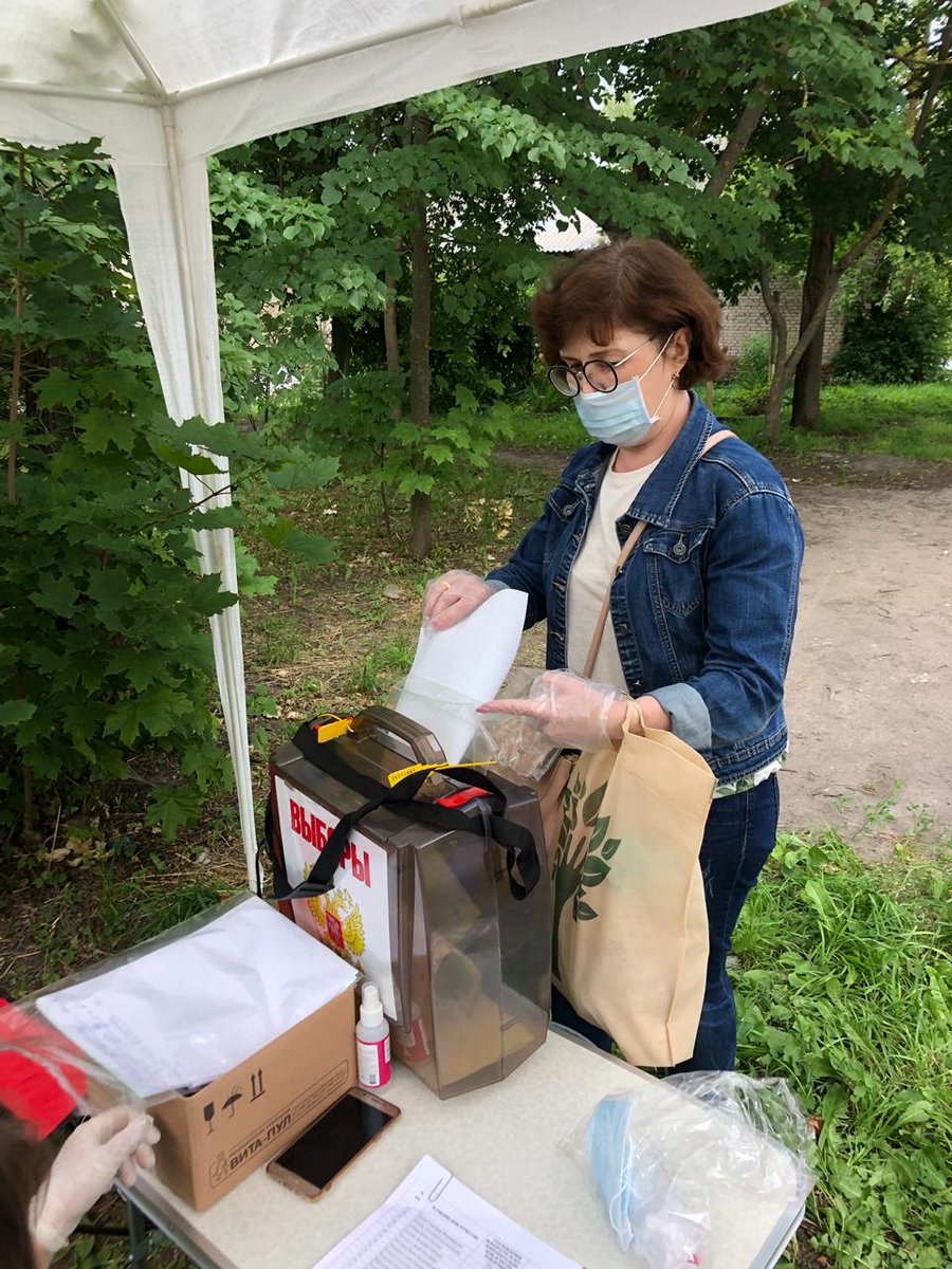 УИК 625 проводит досрочное голосование по поправкам в Конституцию на придомовой территории. Все меры профилактики распространения заболеваний соблюдены. Избиратели обеспечены средствами СИЗ

#Конституция2020 #мыголосуем #Россияголосует #мывместе #ОГ37 #наблюдатель