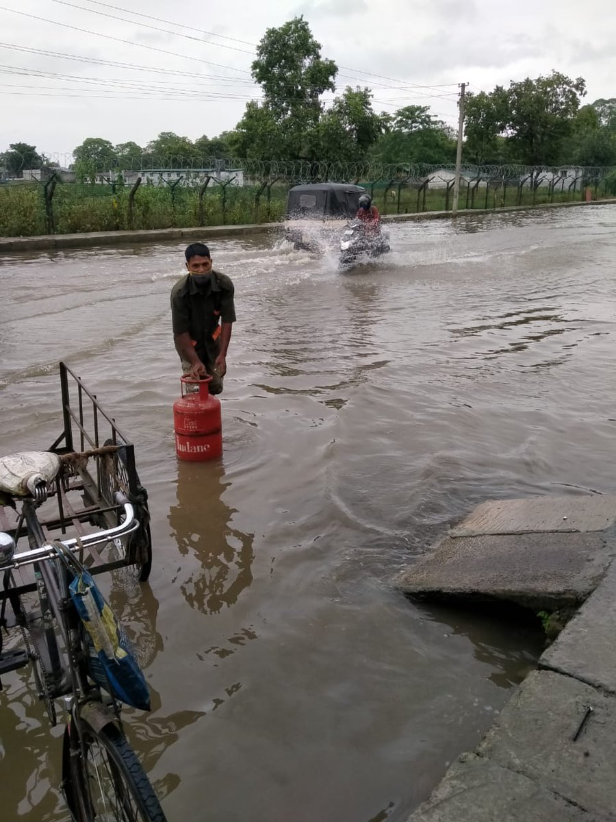 IOCL_Assam's tweet photo. When the going gets tough, the tough get going.

A huge salute to @IndianOilcl #Indane LPG Delivery personnel who are ensuring that LPG reach our customers even if the entire town is flooded.

A few snaps from the flooded #Dibrugarh town

#HarEkKaamDeshKeNaaam
#ProudtobeanIOCian https://t.co/QQmtUC8URp