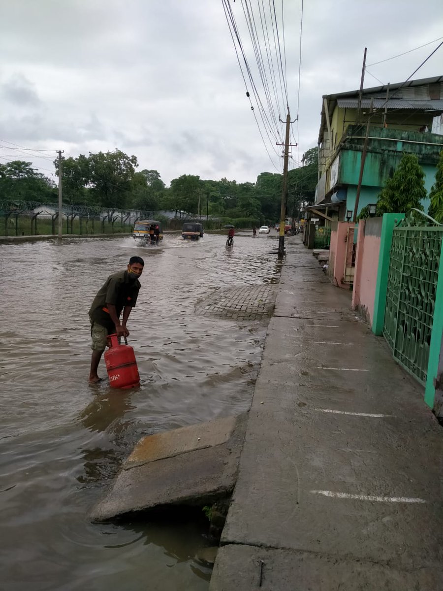 IOCL_Assam's tweet photo. When the going gets tough, the tough get going.

A huge salute to @IndianOilcl #Indane LPG Delivery personnel who are ensuring that LPG reach our customers even if the entire town is flooded.

A few snaps from the flooded #Dibrugarh town

#HarEkKaamDeshKeNaaam
#ProudtobeanIOCian https://t.co/QQmtUC8URp