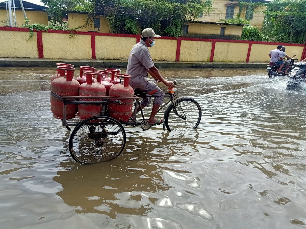 IOCL_Assam's tweet photo. When the going gets tough, the tough get going.

A huge salute to @IndianOilcl #Indane LPG Delivery personnel who are ensuring that LPG reach our customers even if the entire town is flooded.

A few snaps from the flooded #Dibrugarh town

#HarEkKaamDeshKeNaaam
#ProudtobeanIOCian https://t.co/QQmtUC8URp