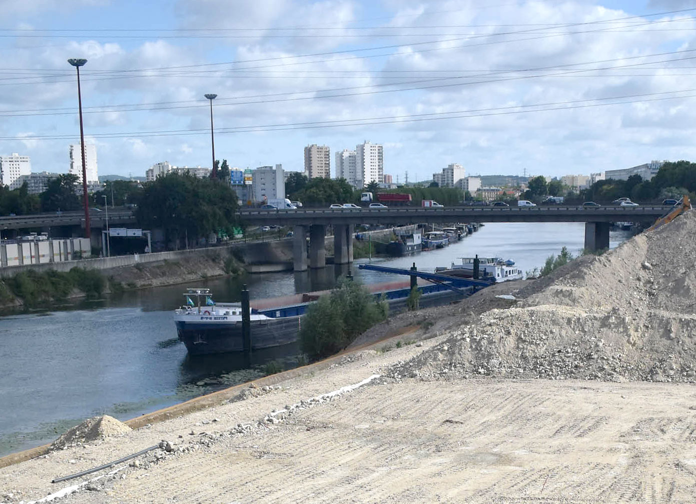 #Paris2024 : Les premières évacuations fluviales du chantier du Village des athlètes sur l’Ile-Saint-Denis démarrent sur la base logistique de Voies navigables de France.
