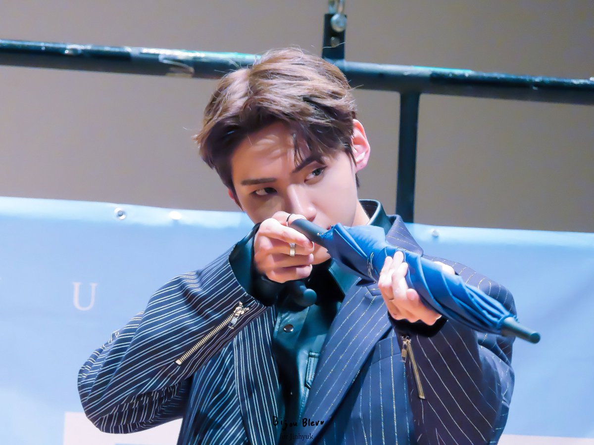BijouBleu_68's tweet photo. 오늘도 내일도 난장판 ᕦ(ò‿óˇ)ᕤ 
음원차트 뒤집자💙

#이진혁 #LEEJINHYUK #브이태양 #Splash #난장판 #Bedlam 
#이진혁_전화해_오늘은_난장판 https://t.co/TsvEoue27r