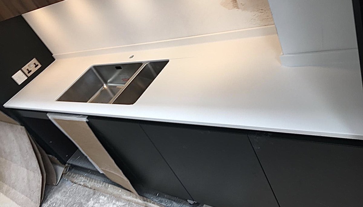 Today’s installation ~ stunning #Corian ‘Glacier White’ #kitchen #worktop including:

With a continued 💯% ‘excellent’ ratings &amp; recommendations from all designers &amp; clients, we can guarantee the results you’re after!

streamlinesolidsurfacing.com

#youcanwithcorian #cduk #dupont