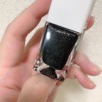 ナイスアイデア!NAILSINCの下に指を置くとためし塗りしてるみたいに確認できる!
