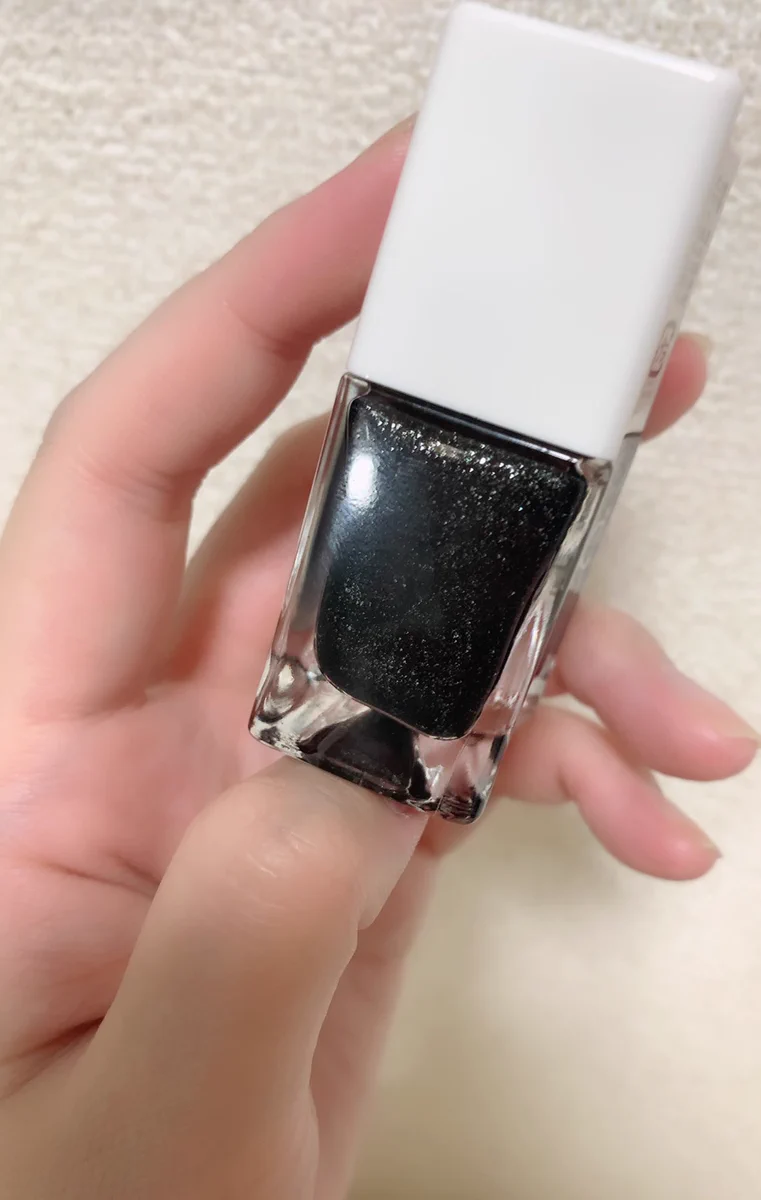 ナイスアイデア！NAILSINCの下に指を置くとためし塗りしてるみたいに確認できる！