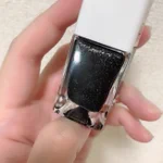 ナイスアイデア!NAILSINCの下に指を置くとためし塗りしてるみたいに確認できる!